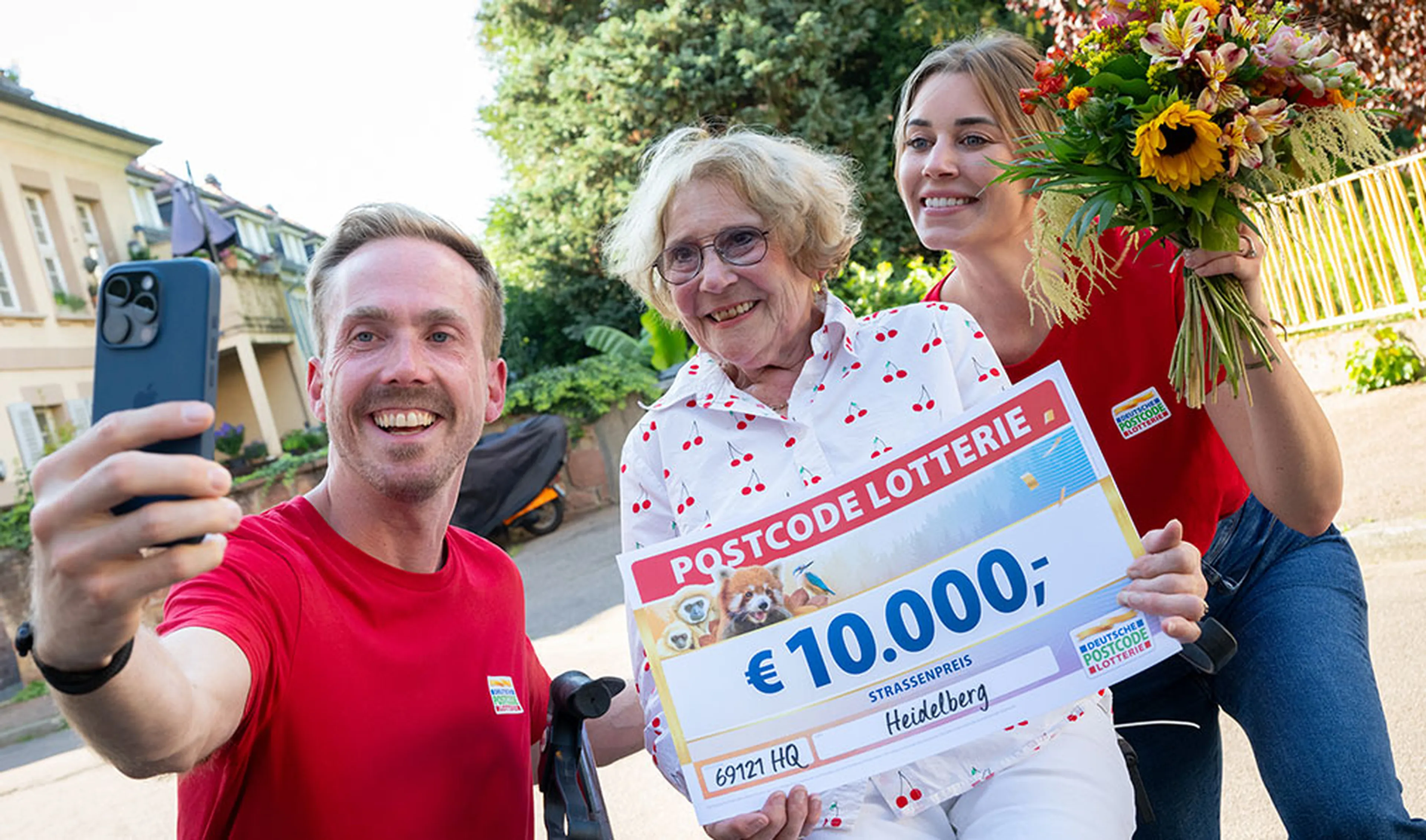 Die Gewinnerin beim Straßenpreis der Deutschen Postcode Lotterie freut sich über 10.000 Euro