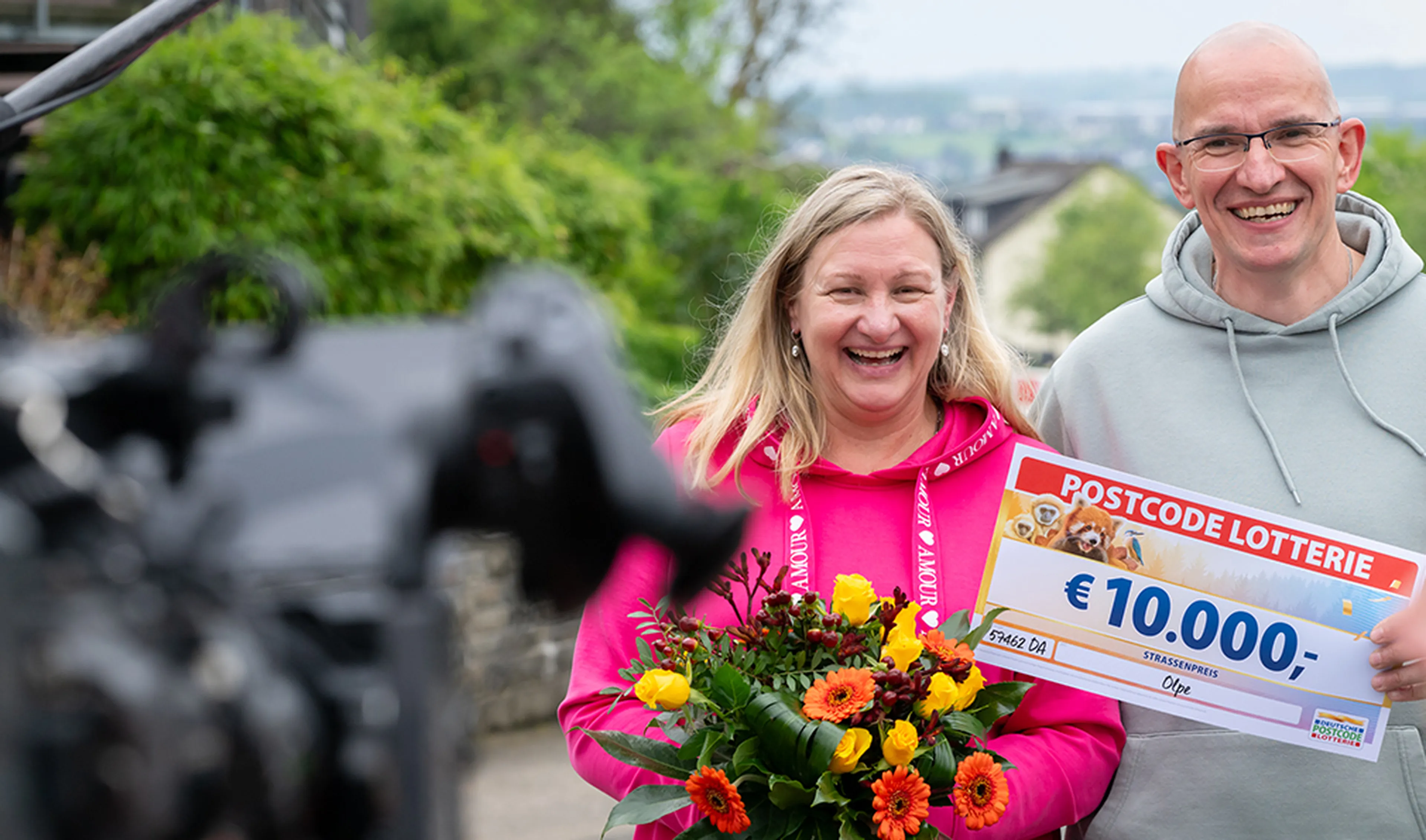 Der Gewinner beim Straßenpreis in Olpe bekommt 10.000 Euro von der Deutschen Postcode Lotterie