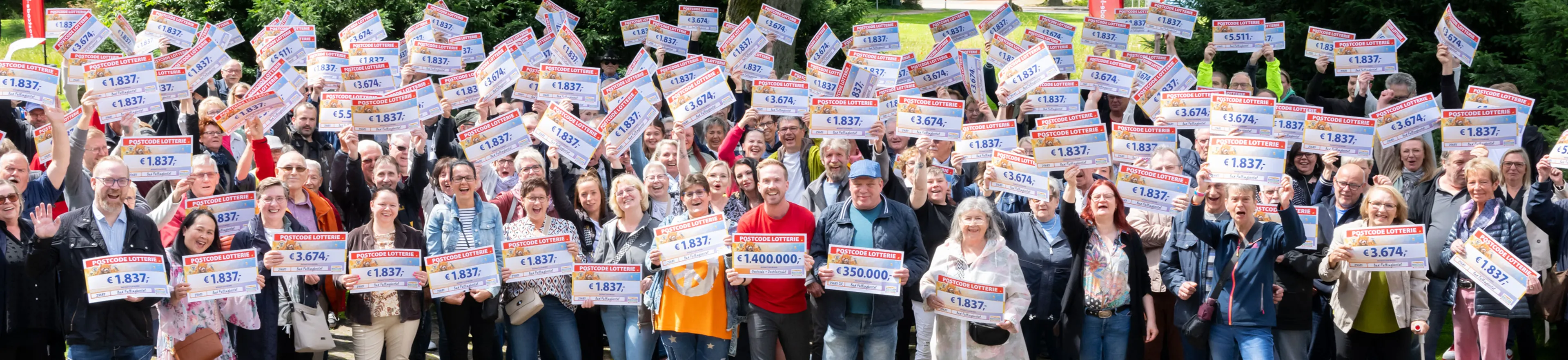 Die Monatsgewinner der Deutschen Postcode Lotterie jubeln über insgesamt 1,4 Millionen Euro