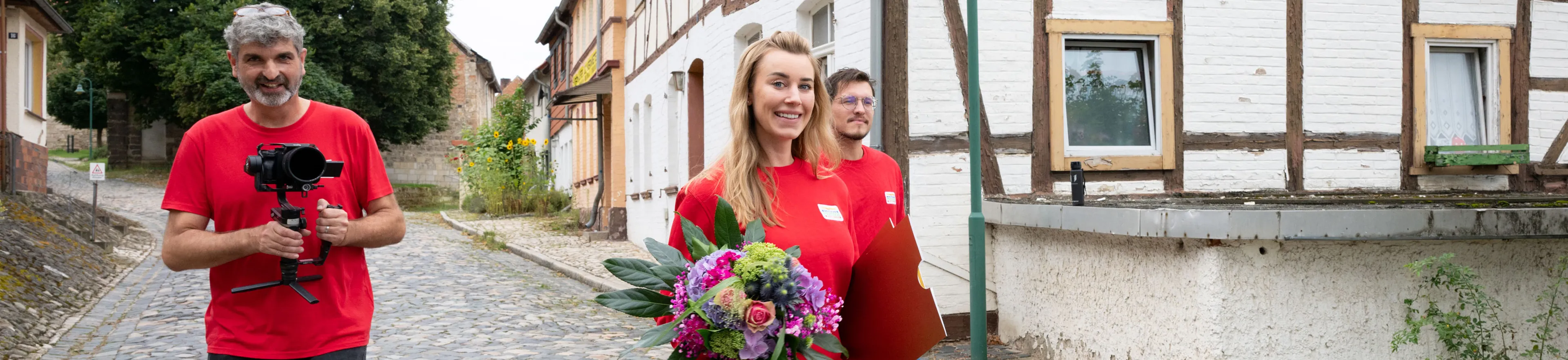 Die Straßenpreis Gewinnerin in Schlanstedt freut sich über 20.000 Euro