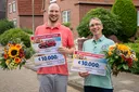 Die Gewinner beim Straßenpreis in Cuxhaven freuen sich über 10.000 Euro pro Los und einen nagelneuen BMW 1er